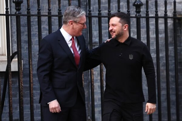 Zelenskyy receives a warm welcome from the British Prime Minister, one day after the White House explosion Zelenskyy receives a warm welcome from the British Prime Minister, one day after the White House explosion